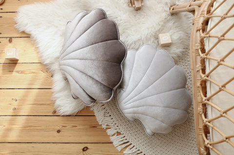 Velvet shell pillow "Silver pearl"