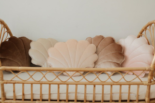 Velvet shell pillow "Apricot pearl"