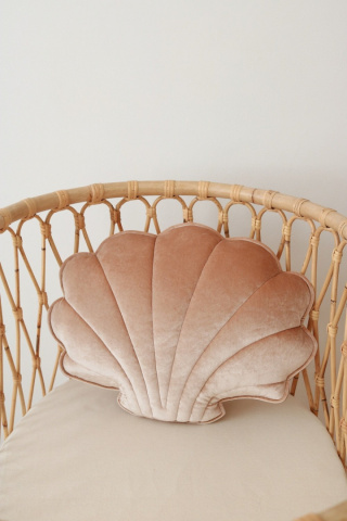 Velvet shell pillow "Beige pearl"