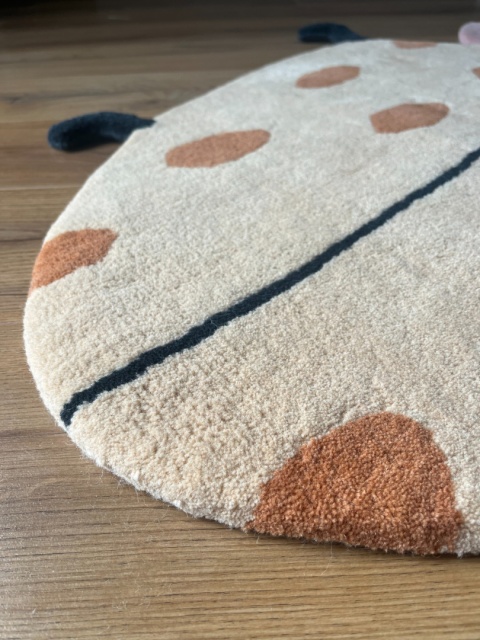 Max beetle wool rug 120 x 96 cm handtufted