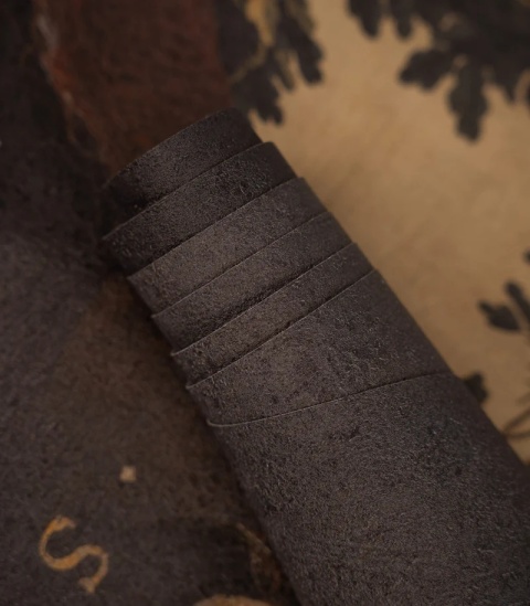 Tapeta Gentleman Moth od Wallcolors