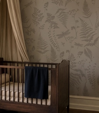 Tapeta Woodland Whisper Brown od Wallcolors