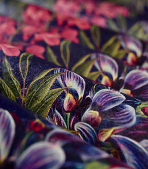Tapeta Acacia Dark Blue od Wallcolors