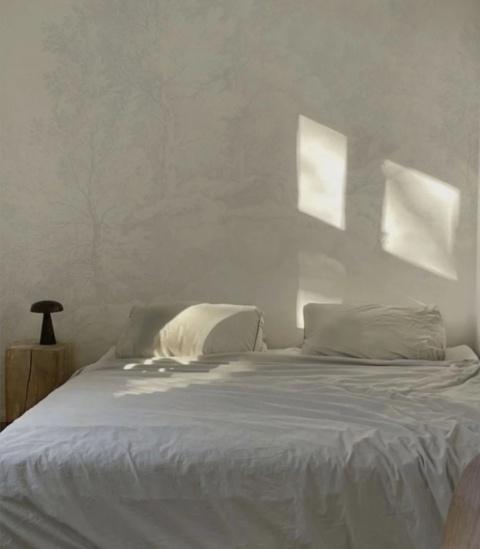 Tapeta Whispering Trees Blue od Wallcolors