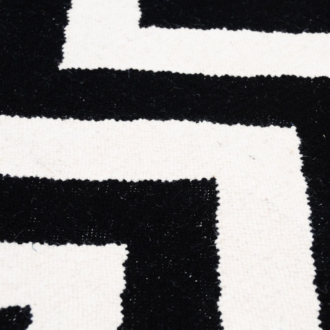 Wełniany dywan / ręcznie tkany / Chevron black white