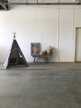 Teepee tent Grey with pink pompom